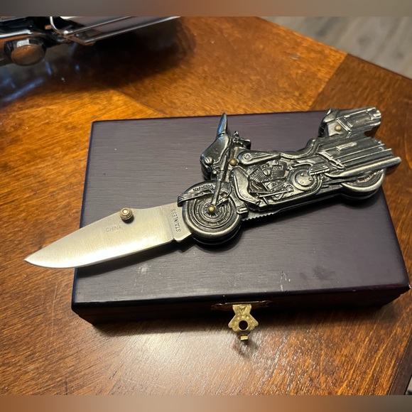 Harley Davidson 2003 display of 1976 Electra Glide Road Rally Edition and Knife - Picture 5 of 14